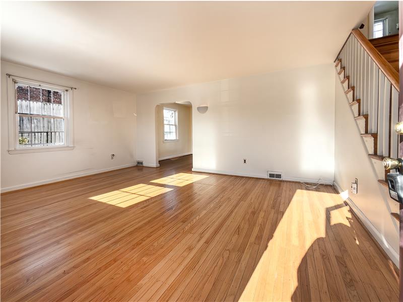 425 Harrington Rd - Living Room