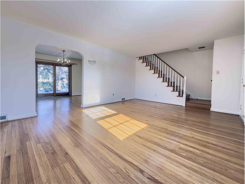 425 Harrington Rd - Living room