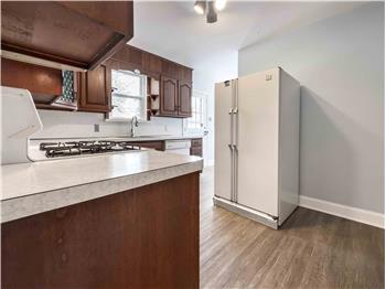 425 Harrington Rd - Kitchen