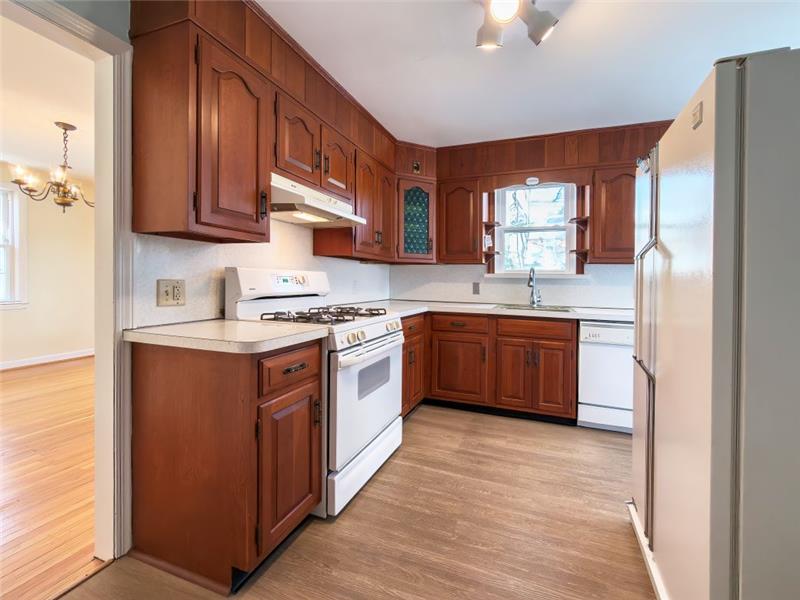 425 Harrington Rd - Kitchen