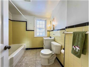 425 Harrington Rd - Bathroom