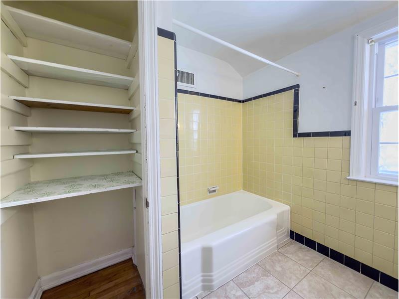 425 Harrington Rd - Bathroom