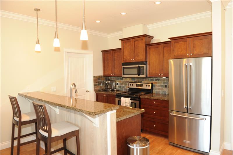 Kitchen showing Breakfast Bar