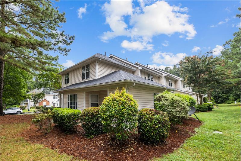 Lush landscaping all around the Melrose Townhomes neighborhoood