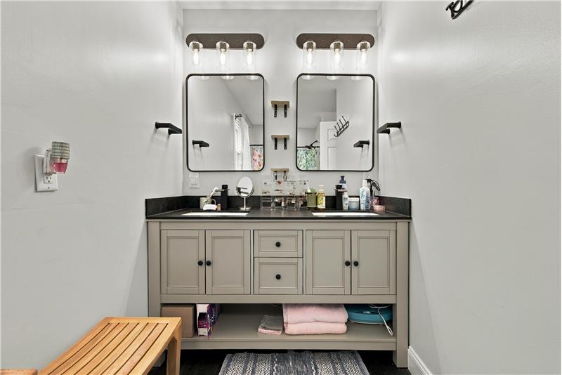 Upgraded Full BAthroom