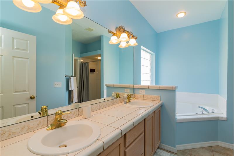 Owners Bath Jetted Tub