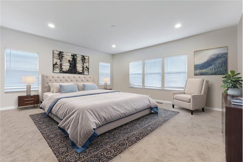 Grand primary bedroom 