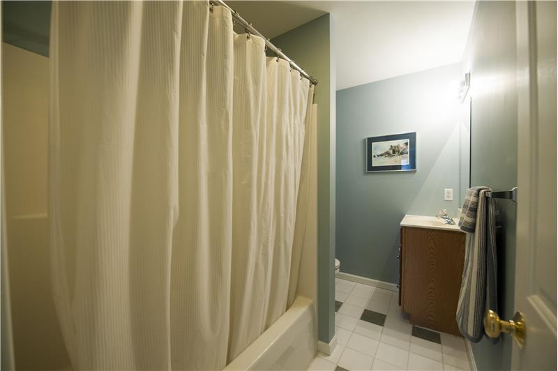 437 E Franklin Street Shared Hall Bathroom