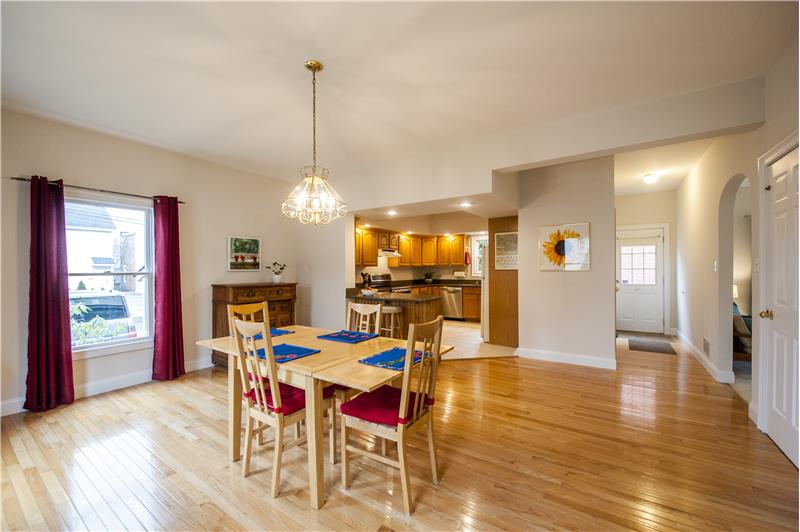 437 E Franklin Street Dining Area