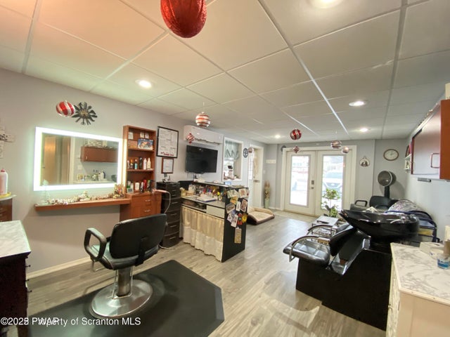 Currently used as Salon but could add an In-Law Suite