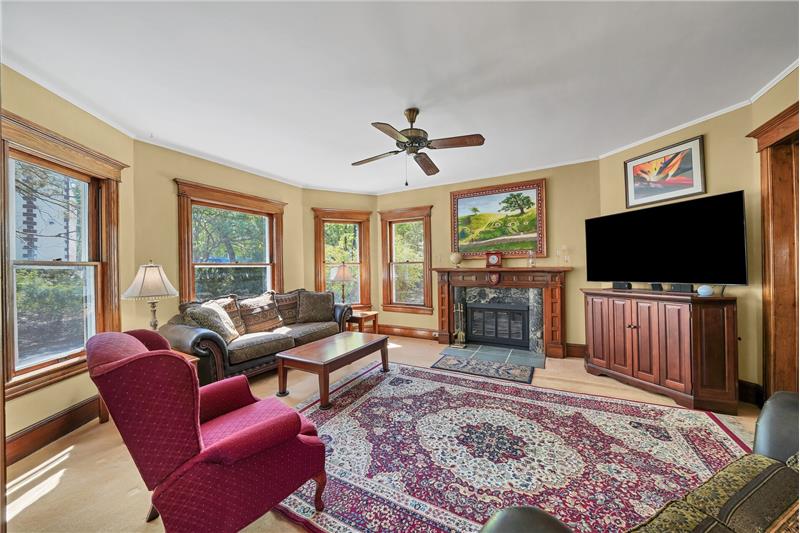 Living/family room w fireplace