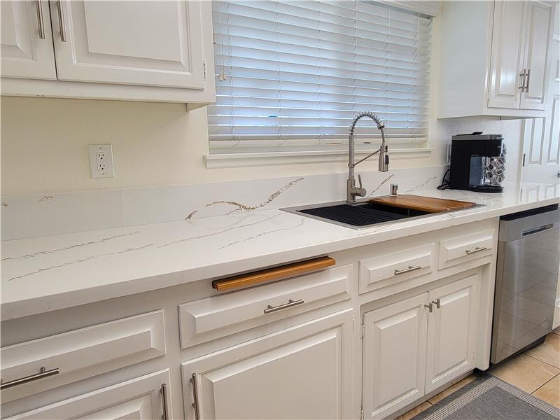 Quartz Backsplash! Nice Touch!!