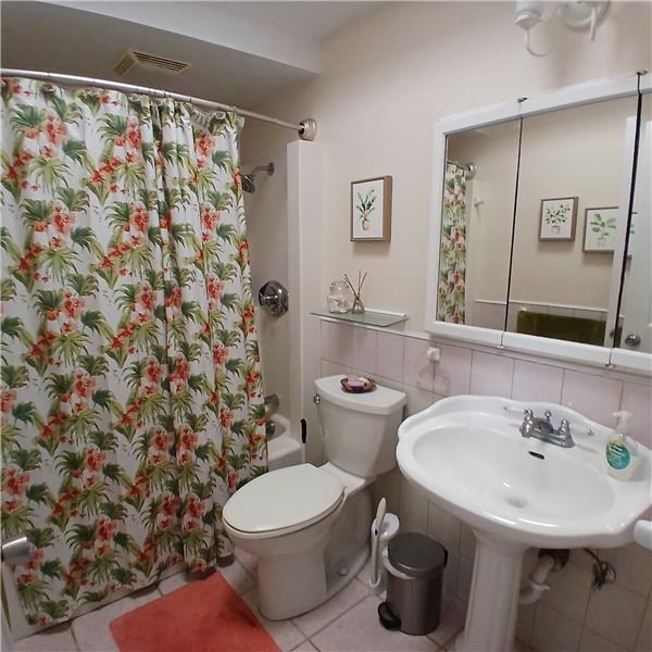 Full bathroom near foyer area