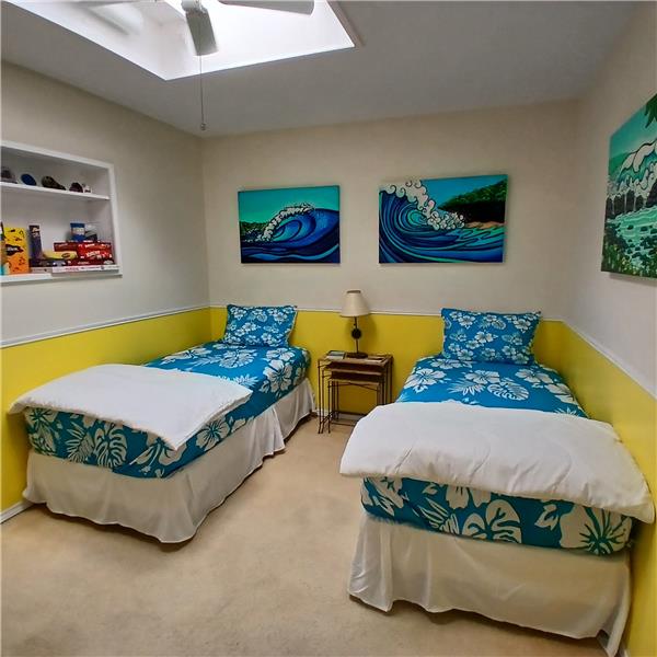 Second bedroom with skylight also off foyer area