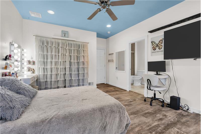 
                            Property Image 64