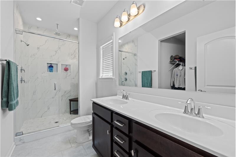 Owner's en-suite bathroom