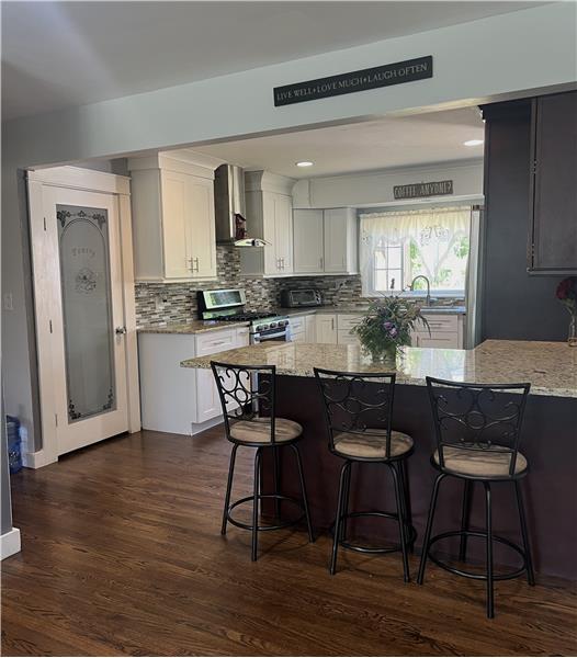 Kitchen Island & Pantry