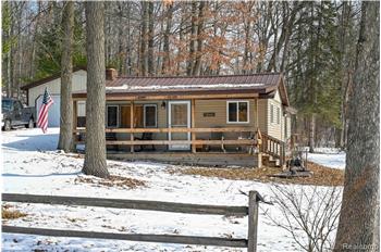 4712 Poplar Dr., Harrison, MI