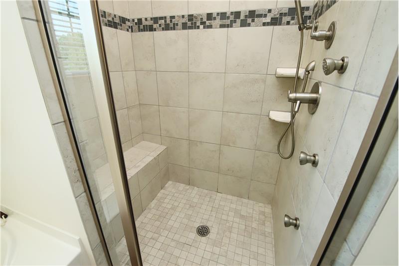 Detail Tile Inlay & Seat In Shower
