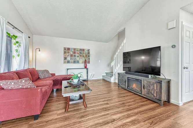 Vaulted Living Rm w/ Beautiful Wood Laminate Floors