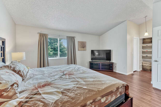 Upper Level Owner's Suite w/ Adjoining Bathroom