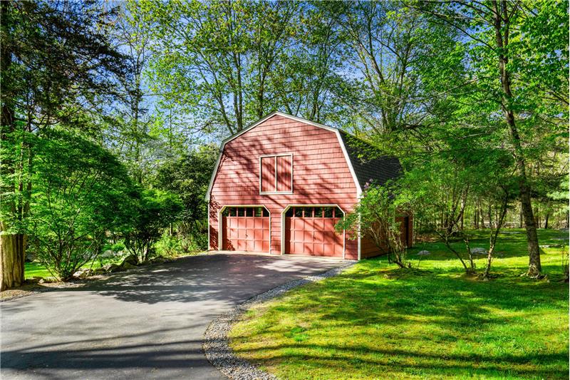 Large Barn/ 2 Car Garage