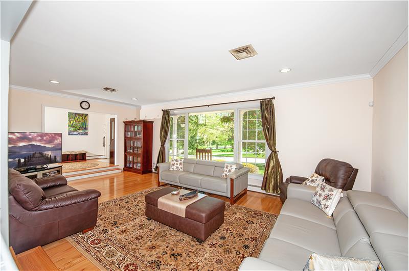 503 Kent - Livng Room 