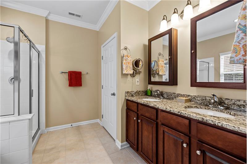 En-suite owner's bathroom