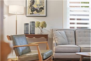 Custom window blinds & excellent natural lighting