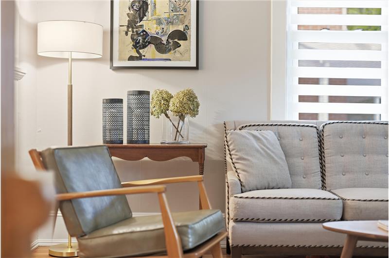 Custom window blinds & excellent natural lighting