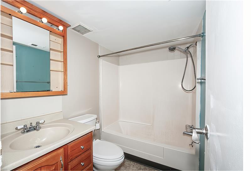 519 Meadowview Lane Bathroom