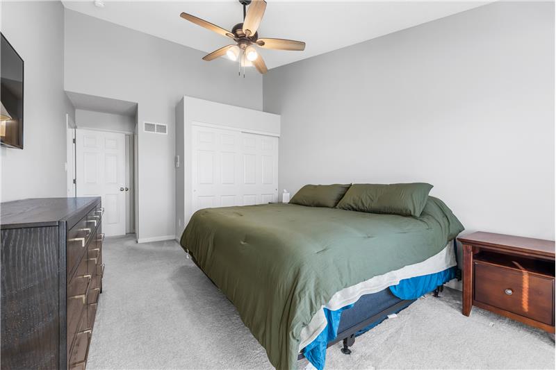 Primary bedroom w/ceiling fan