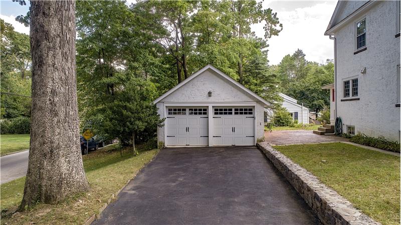 524 Woodside - garage 