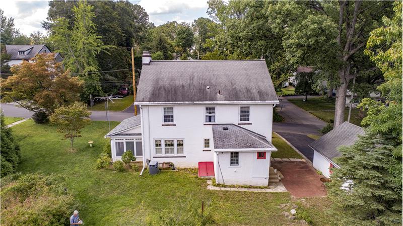 524 Woodside - Exterior back 