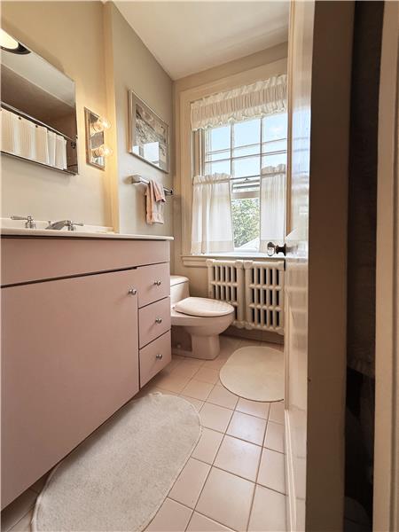 524 Woodside - Full  Bathroom 
