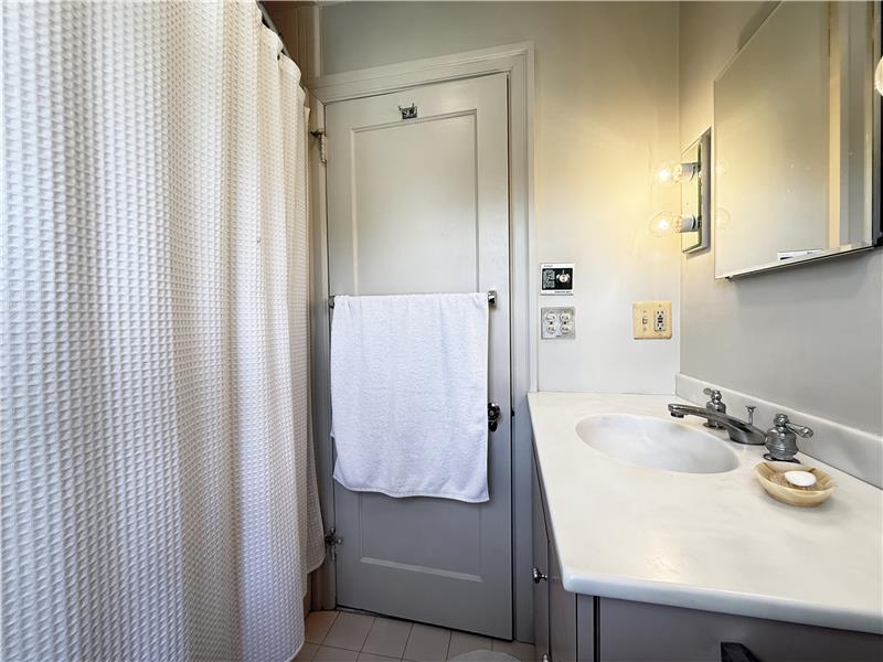 524 Woodside - Full bathroom 