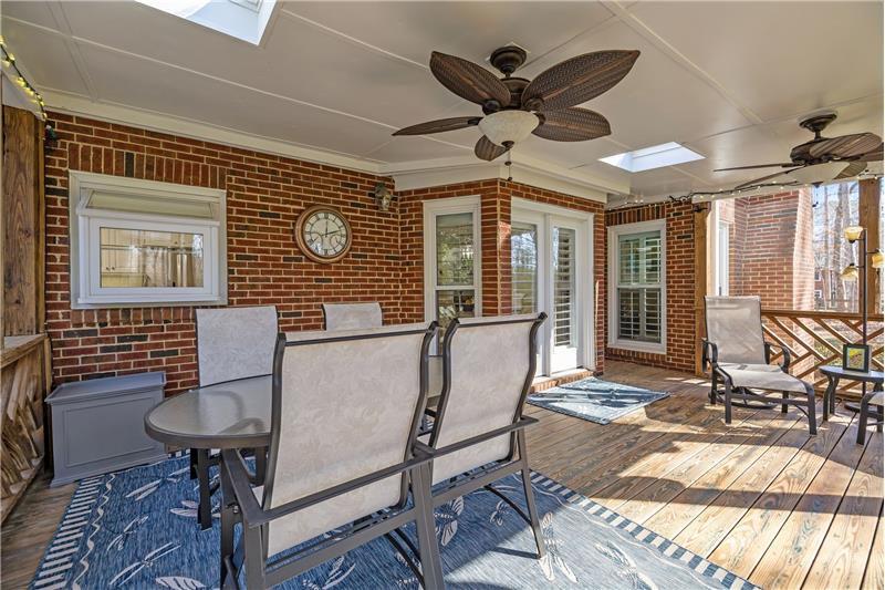 Lots of space for dining and entertaining with total privacy.





