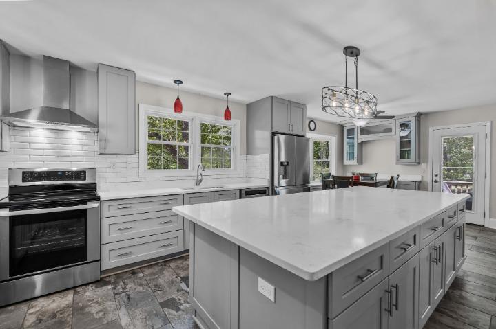 Quartz counters, stainless steel appliances