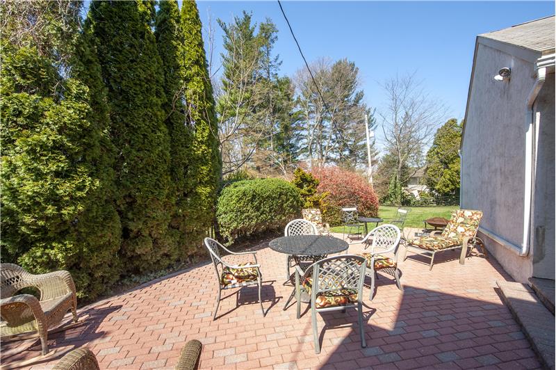 533 W Wayne Avenue Private Slate Patio