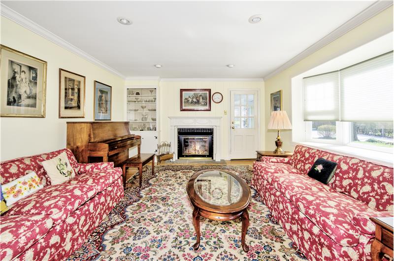 533 W Wayne Avenue Living Room with Gas Fireplace