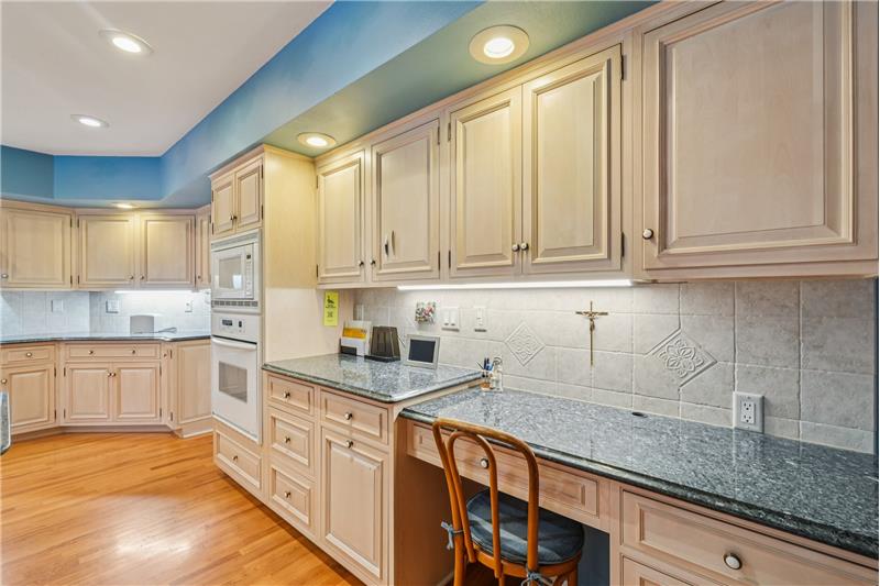 Notice the great under-cabinet lighting!