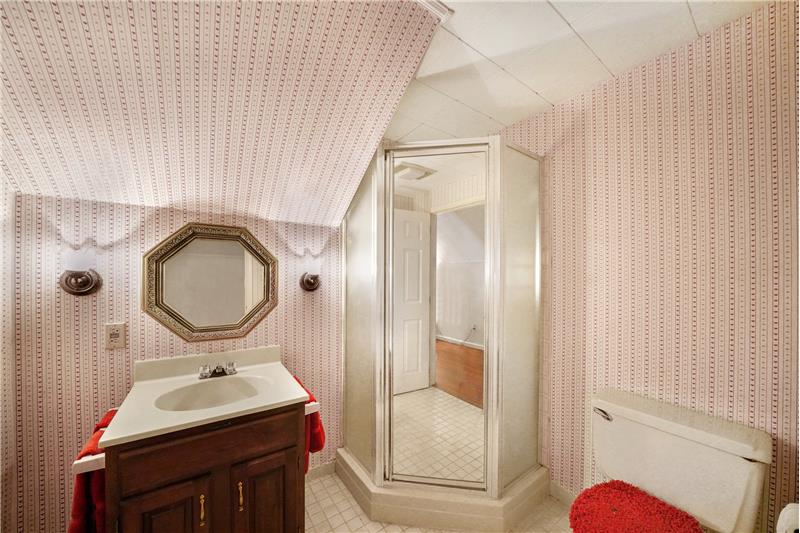 545 Richards Road Upstairs Bath