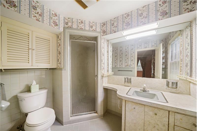 545 Richards Road Primary Bathroom
