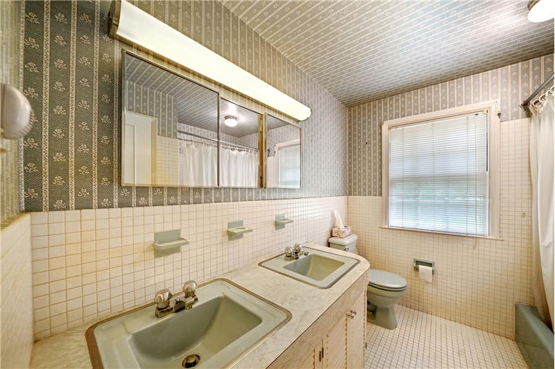 545 Richards Road Hall Bathroom