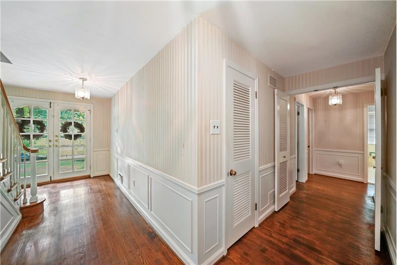 545 Richards Road Foyer