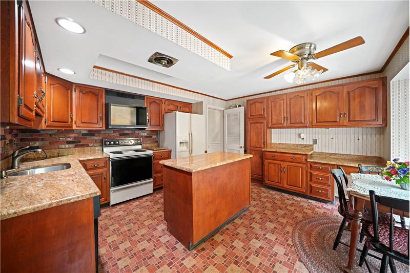 545 Richards Road Eat In Kitchen