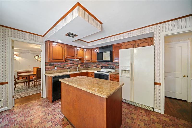 545 Richards Road Eat-In Kitchen