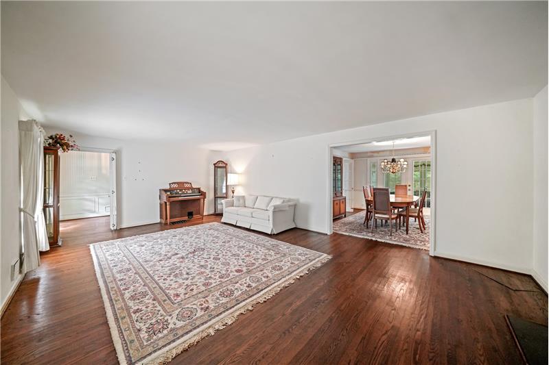 545 Richards Road Living Room