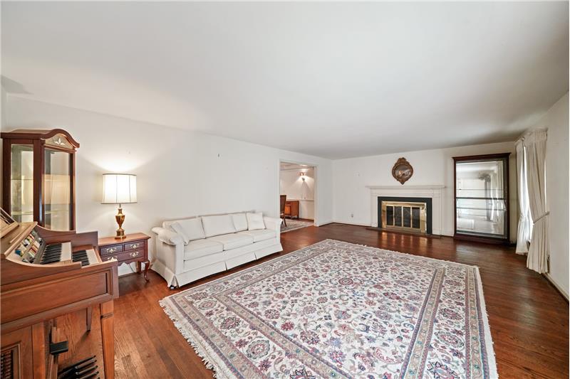 545 Richards Road Living Room