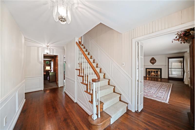 545 Richards Road Foyer